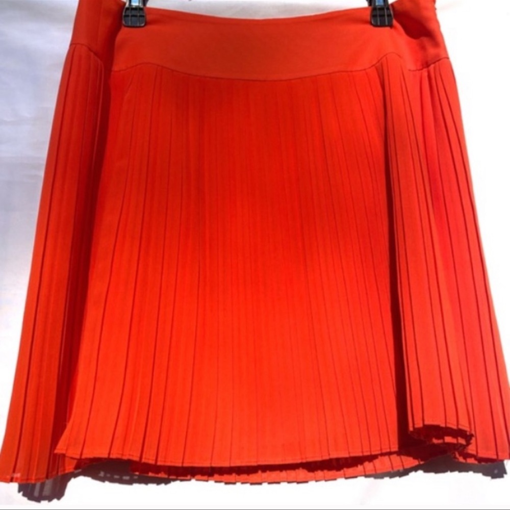 🧡🍊Loft skirt size 14 Excellent condition🍊🧡 Orange pleated with zipper